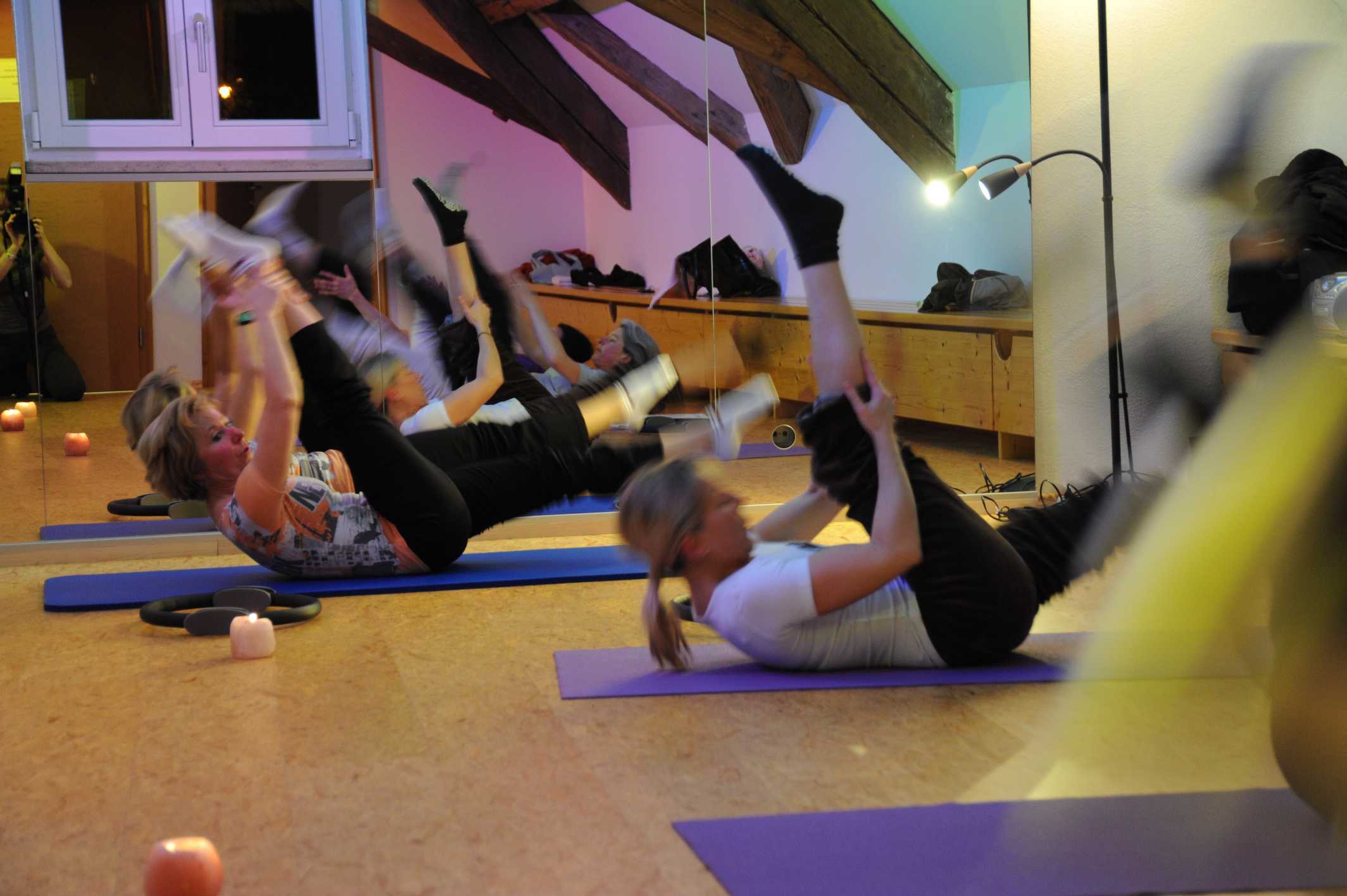 Pilates-Unterricht in einer Gruppe