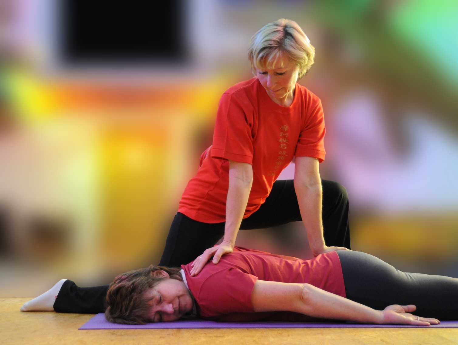Shiatsu-Behandlung auf einer Matte